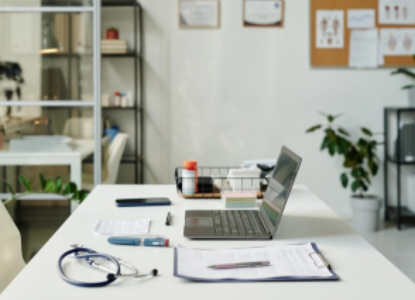 Szabadságmegváltás után kell tb-járulékot és szochót fizetni?